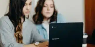 Installer le pack office sur chromebook facilement en 3 étapes clés two woman using laptop