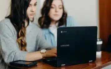 Comment installer le pack office sur chromebook en 3 étapes simples two woman using laptop