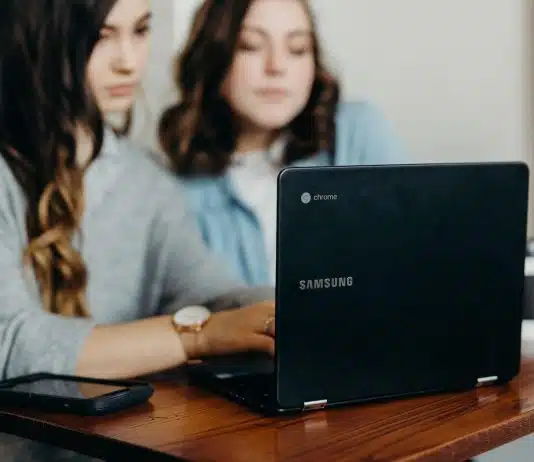 Installer le pack office sur chromebook facilement en 3 étapes clés two woman using laptop